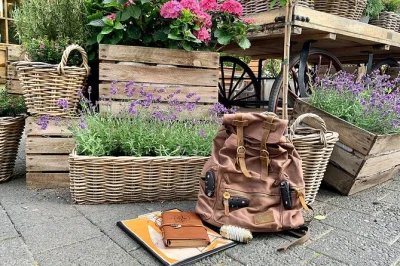Inizia la tua caccia al tesoro a hamburg hafencity con uno zaino pieno di indizi, risolvi enigmi insieme e scopri angoli nascosti. include kit puzzle e acqua in bottiglia.