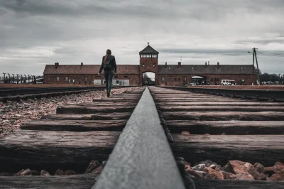Visita auschwitz con guida locale, trasporto privato da wrocław e momento di riflessione al centro ebraico. tutti i biglietti e il trasferimento di ritorno inclusi.