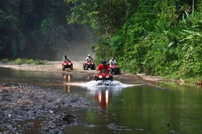 Explore jaco em um passeio de atv de 2 horas por trilhas na floresta, com vistas das montanhas agujitas e uma cachoeira escondida. equipamento e guia bilíngue inclusos.