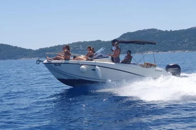 Scopri le isole elafiti con un tour privato in speed boat da dubrovnik, snorkeling, soste personalizzate e skipper locale. include bevande e attrezzatura completa.