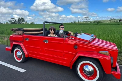 Entdecke bali im vintage volkswagen safari. besuche die reisterrassen von jatiluwih, ulun danu beratan, taman ayun & tanah lot tempel mit einem lokalen guide.