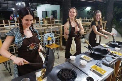 Vive chiang mai con una clase práctica de cocina, paseo por mercado local y visita a granja orgánica. incluye transporte, cocina al aire libre y libro de recetas.