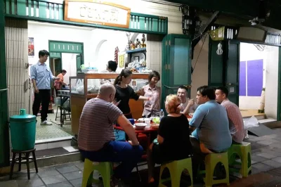 Vive la noche de bangkok en tuk tuk, recorriendo chinatown, el mercado de flores y puestos locales. incluye guía, comida y bebidas.