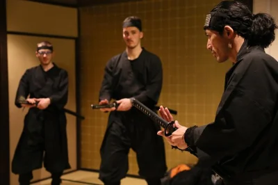 Vivi l’emozione della vita da ninja a kyoto con un vero maestro giapponese. prova spada, shuriken e cerbottana, con abiti da ninja inclusi e istruttore che parla inglese.