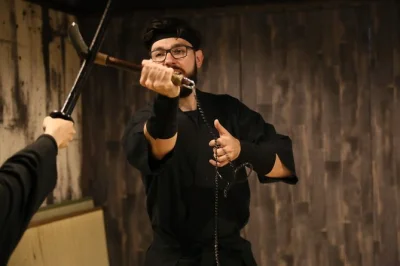 Vive una experiencia única en un dojo de kyoto con entrenamiento ninja guiado por un maestro japonés. incluye ropa ninja, clase en inglés y entrada al dojo.