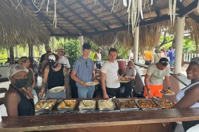 Explorez le marché animé de higuey, une fabrique familiale de cigares et les champs de canne à sucre avant de savourer un déjeuner dominicain au bord de la rivière chavón. guide et transport inc