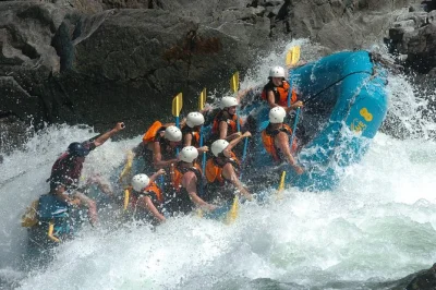 Découvrez le côté sauvage de wells gray avec une descente en rafting de 14 km sur la rivière clearwater—rapides, paysages volcaniques et guide local. tout l’équipement et la sécurité inclus