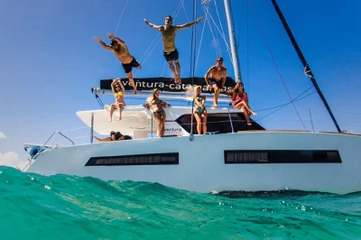 Vivi la brezza di tulum a bordo di un catamarano di 34', fai snorkeling sulle barriere coralline caraibiche e gusta snack preparati dallo chef con open bar incluso. tutta l’attrezzatura e l’equipa