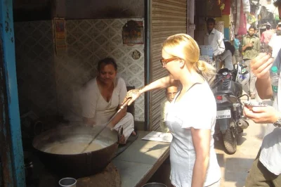 Scopri le vie di old delhi con una guida locale, assaggia cibo di strada, attraversa il mercato delle spezie khari baoli in rickshaw e gusta un pranzo casalingo in una tradizionale haveli.