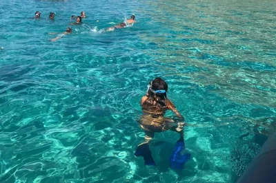 Explore a costa de tropea de barco, mergulhe em enseadas selvagens até capo vaticano e finalize com um aperitivo local. equipamento de snorkel, bebidas e guia inclusos.