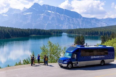 Descubre banff al amanecer en un tour de fauna salvaje: visita bow falls, lago minnewanka y el “castillo en las rocosas” con snacks y relatos locales. recogida incluida.