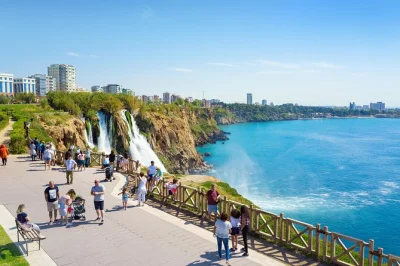 Découvrez la vieille ville d’antalya, les cascades de düden inférieures et une croisière dans la marina méditerranéenne, avec déjeuner et prise en charge à l’hôtel inclus.
