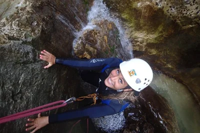 Vivez l’adrénaline du canyoning près de bled : toboggans naturels, sauts et eaux limpides. transfert hôtel, équipement complet et guide local pour une expérience authentique en slovénie.