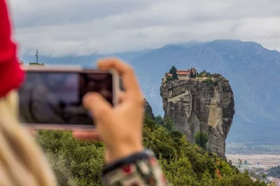 Scopri la magia silenziosa dei monasteri di meteora in un tour di mezza giornata in piccolo gruppo, con pick-up in hotel, guida in inglese e tempo per esplorare tre siti storici.