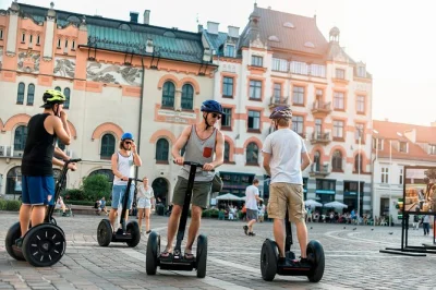 Scopri krakow in segway tra centro storico e quartiere ebraico con una guida locale, soste per foto e un percorso flessibile. include breve corso introduttivo.