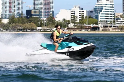 Sinta o vento em um safari de jet ski de 1,5h saindo da gold coast até south stradbroke island, com parada no bar tipplers. equipamentos de segurança e guia local inclusos.