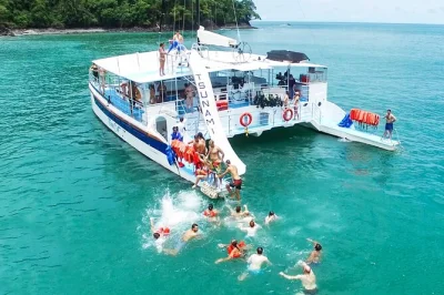 Vivi la brezza del pacifico con una crociera in catamarano a guanacaste: snorkeling, avvistamento delfini e uno scivolo d’acqua mozzafiato. pranzo, bevande e attrezzatura inclusi.