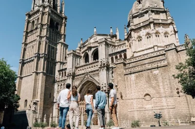 Descubre toledo en una excursión desde madrid: visita la catedral gótica, el barrio judío y sus calles llenas de historia. incluye entradas, guía y transporte, más tiempo libre para explorar.