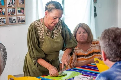 Scopri la vera cucina di cozumel, fai la spesa al mercato locale e prepara ricette di famiglia con josefina o suo figlio. piccoli gruppi, bevande incluse, prenota subito.