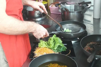 Descubra siem reap com uma aula de culinária khmer que começa no mercado local. escolha seus ingredientes, cozinhe e prove pratos típicos feitos por você.