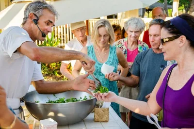Explore os bairros de kauai com um tour gastronômico local, provando delícias em restaurantes familiares e food trucks. inclui degustações, bebidas e guia amigável.