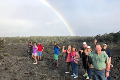 Découvrez la puissance du kilauea, savourez du café kona frais, observez les tortues marines à la plage de sable noir de punaluʻu et déjeunez avec vue sur la caldeira — transfert et guide local