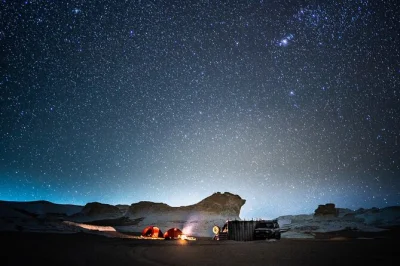 Scopri il deserto bianco d’egitto con una notte sotto le stelle, campeggia con i beduini, scala le colline del deserto nero e rilassati alle sorgenti termali naturali—pasti inclusi.