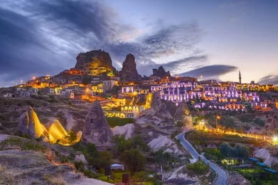 Erlebe den sonnenaufgang über kappadokien im heißluftballon, laufe barfuß über die weißen terrassen von pamukkale und entdecke ephesus in kleiner gruppe. inklusive flüge, hoteltransfer und lokal