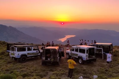 Explore o pôr do sol em creta de jeep, visite vilarejos antigos, prove vinhos locais e desfrute de um jantar com churrasco—com transporte, guia e frutas da estação.