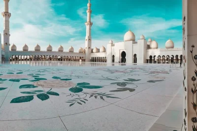 Erlebe abu dhabis highlights bei einem tagesausflug ab dubai – besuche die große moschee, schlendere an der corniche, halte bei ferrari world und genieße eine stressfreie abholung mit lokalem guid