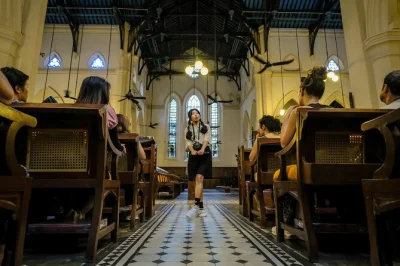 Découvrez le quartier central de hong kong, montez sur le plus long escalator extérieur, goûtez la street food et écoutez les histoires locales avec un guide passionné.