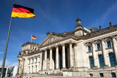 Découvrez berlin à travers ses lieux marquants du troisième reich avec un historien anglophone, de la topographie de la terreur au mémorial de l’holocauste, jusqu’au reichstag. visite tous tem
