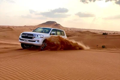 Erlebe dubais wüste hautnah mit aufregendem dune bashing, kamelritt bei sonnenuntergang, live-shows und leckerem bbq. inklusive hoteltransfer und allen aktivitäten für einen entspannten tag.