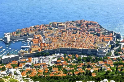 Scopri i migliori panorami di dubrovnik in van con guida locale, 4 soste per foto tra cui srdj e la spiaggia di sveti jakov, con racconti sulla guerra jugoslava. incluso il pick-up.