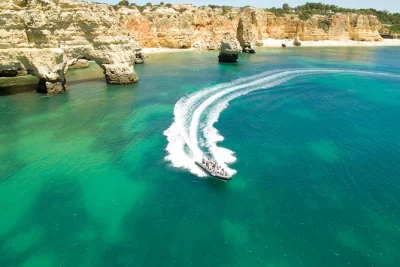 Scopri la costa selvaggia dell’algarve con un tour in barca da portimão, visita la grotta di benagil, passa per la spiaggia di marinha e carvoeiro con guida locale e prenotazione facile.