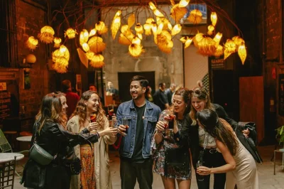 Scopri barcellona dopo il tramonto con un tour a piedi tra el born e il quartiere gotico, con drink locali inclusi e una guida vivace. solo per maggiorenni.