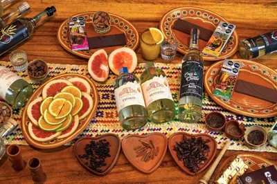 Découvrez à oaxaca une dégustation guidée de mezcal artisanal et de chocolats primés, accompagnée de snacks locaux, cocktails de saison et histoires authentiques. cinq mezcals inclus.