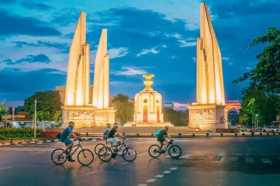 Descubre bangkok de noche en un tour en bici junto al río, con paradas en templos y el vibrante mercado de flores. incluye guía, snacks y bicicletas.