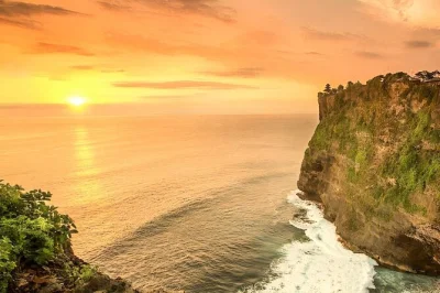 Erlebe die magie der uluwatu klippen bei sonnenuntergang, den faszinierenden kecak feuertanz, einen spaziergang am padang padang strand und ein köstliches meeresfrüchte-dinner am jimbaran strand. in