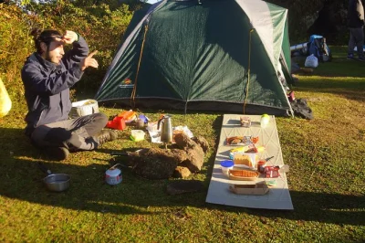 Cammina e accampa nella foresta atlantica della mantiqueira, attraversando da monte verde a são francisco xavier. trek guidato, pasti e notti in tenda inclusi.