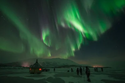 Sinta a emoção de perseguir a aurora boreal em abisko, com equipamento fotográfico, macacões quentinhos e guia local—com lanches e horário flexível para voltar.