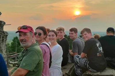 Découvrez angkor wat, ses pierres millénaires, les racines enchevêtrées de ta prohm et admirez le coucher de soleil depuis phnom bakheng. guide local et prise en charge à l’hôtel inclus.