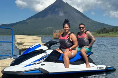 Vivez l’adrénaline sur le lac arenal avec une location de jet ski près de la fortuna, incluant tout l’équipement de sécurité, eau en bouteille et sac étanche. location à l’heure avec dép