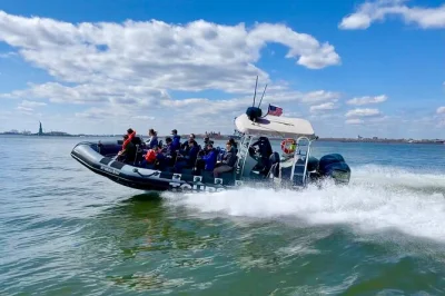 Sinta o vento em um passeio de 30 minutos de speedboat saindo de chelsea piers, com paradas para fotos de perto da estátua da liberdade, ellis island e o skyline de manhattan. tour guiado pelo capit�