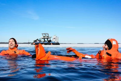 Vivi un’escursione in hovercraft nell’arcipelago ghiacciato di helsinki, cammina sul ghiaccio marino e galleggia con una tuta di sopravvivenza. include pranzo al falò. prenota ora la tua avventur