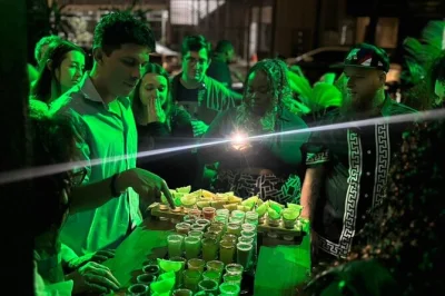 Vive la noche en san jose con una ruta de bares en el centro que incluye shots, cerveza local o smirnoff y entrada a los mejores bares. conoce gente, ríe y siente el ritmo de la ciudad.