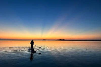 Scopri la laguna dei 7 colori di bacalar all’alba con un tour in paddleboard, accompagnato da caffè, frutta fresca e una guida locale. include attrezzatura, snack e dry bag per i tuoi oggetti.