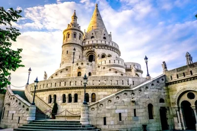 Erlebe budapest hautnah: private tour zu burgviertel, heldenplatz, 3-gänge-mittagessen und entspannte donau-kreuzfahrt – inklusive hoteltransfer.