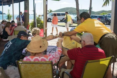 Descubra os sabores de st thomas em um tour guiado a pé com pratos típicos, drinks de rum e histórias dos moradores da ilha. inclui degustações, bebidas e guia.