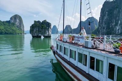 Explore as águas verdes de halong bay com o dragonfly cruise, faça caiaque nas cavernas de ba hang, conheça a ilha hon ga choi e desfrute de um almoço fresco de frutos do mar com transporte saindo